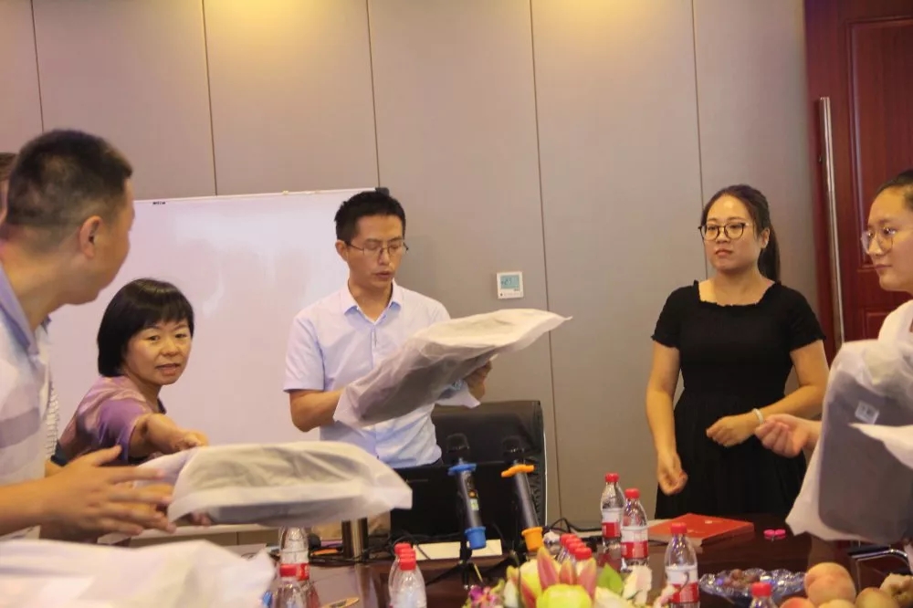 甘肅省平泉中學(xué)師生及興華助學(xué)基金會(huì)趙麗霞老師一行參觀云飛科技